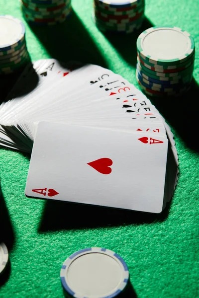 Live dealer operating Kembang Kempis table on luxury138 alternatif platform